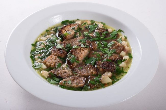 Bild Brotsuppe mit Meerrettich und Speck ist nicht nor preisgünstig sondern auch sehr schmackhaft. Es eignen sich sowohl Weiss- als auch Schwarzbrot als beilage.