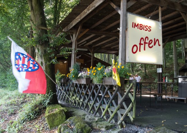 Ein Imbiss als Errungenschaft der Revolution ist ein polemische Bericht zur Wiedervereinigung. Das Bild zeigt einen Imbiss in Thüringen bei Meinigen kurz vor seiner Schließung.