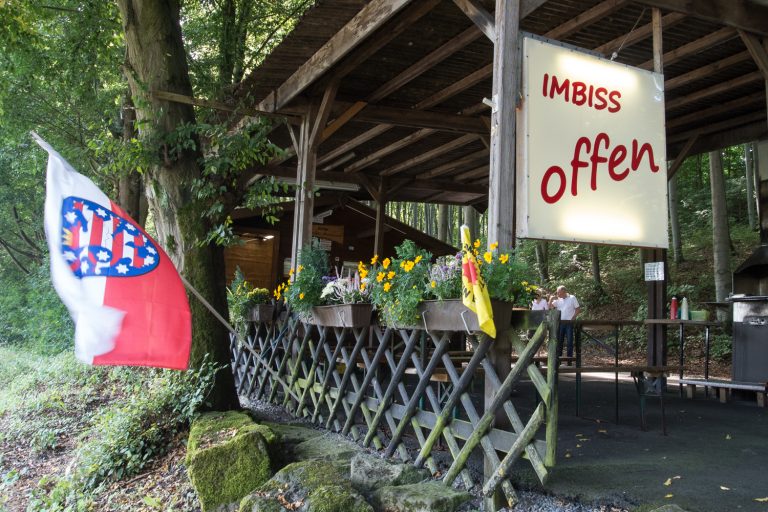 Ein Imbiss als Errungenschaft der Revolution ist ein polemische Bericht zur Wiedervereinigung. Das Bild zeigt einen Imbiss in Thüringen bei Meinigen kurz vor seiner Schließung.