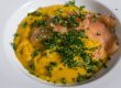 Die Kürbis - Avocado Cremesuppe mit Lachs ist sehr gesund und schützt vor Herz-Erkrankungen.