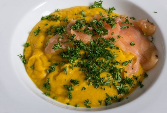 Kürbis – Avocado Cremesuppe mit Lachs Die Kürbis - Avocado Cremesuppe mit Lachs ist sehr gesund und schützt vor Herz-Erkrankungen.