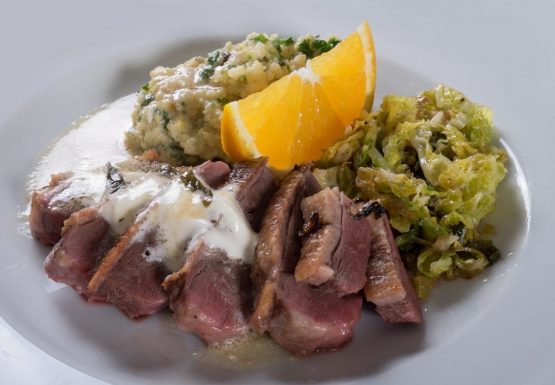 Rosa Gänsebrust mit Wirsing und Hirse