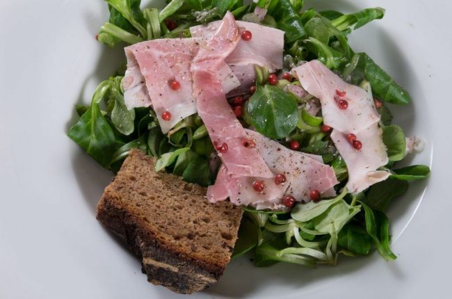 Feldsalat mit Weizenkeimöl – Dressing hat einen nussigen Geschmack und passt sehr gut zu dem Salat.