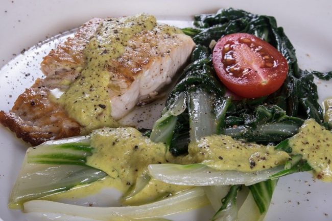 Harte Mangoldstiele einfach zu Soße verarbeiten geht ganz einfach und ist sehr schmackhaft.