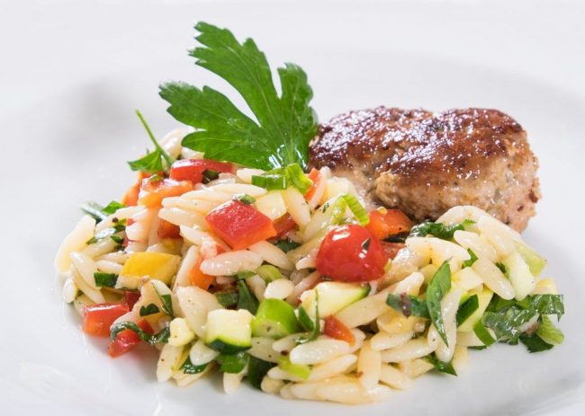 Kritharaki Salat mit Salzzitrone und Fleischbällchen