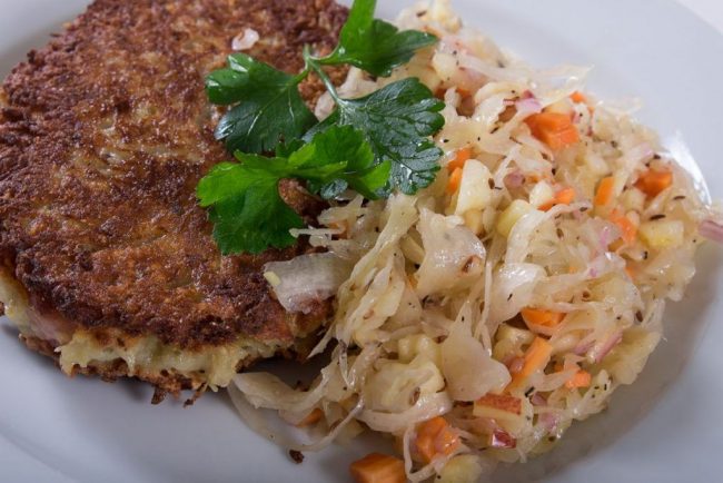 Kassler im Kartoffelmantel mit Sauerkrautsalat