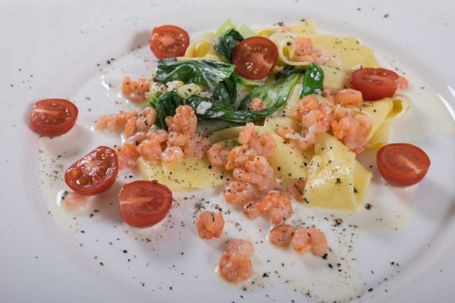 Atlantic Shrimps mit Pak Choi und Nudeln ist sehr gesund. Pak Choi hat wertvolle pflanzliche Ihnaltsstoffe und die Shrimps gutes Eiweiß.