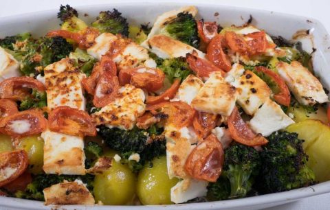 Auflauf mit Brokkoli und Schafskäse und Tomaten