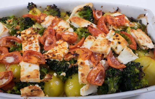 Auflauf-mit-Brokkoli-und-Schafskäse Auflauf mit Brokkoli und Schafskäse und Tomaten