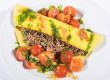 Gefüllte Pfannkuchen mit Hackfleisch und Tomaten