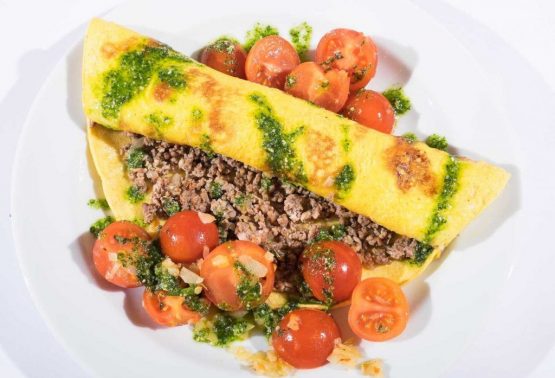 Gefüllte Pfannkuchen mit Hackfleisch und Tomaten