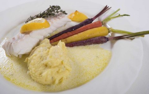 Skrei Filet mit Olivenöl Zitronensoße und bunten Möhrchen