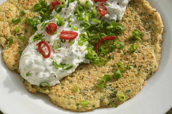 Eierkuchen mit Quinoa und Gurkenquark und Peperoni