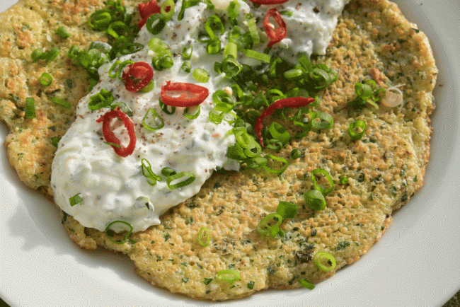 Eierkuchen mit Quinoa und Gurkenquark und Peperoni
