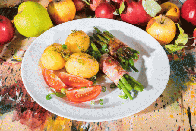 Grüne Bohnen klassisch im Speckmantel gab es früher nur zum Sonntag. Heute sieht das Gericht jeden Tag gut aus.