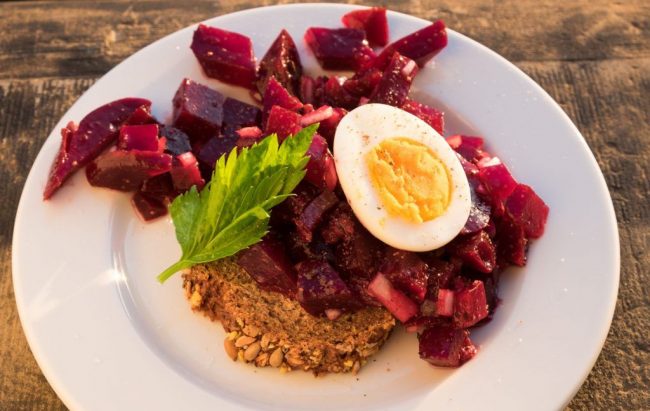 Rote Bete Salat und Sardellen mit Ei sieht nicht nur gut aus, sondern ist auch sehr gesund.