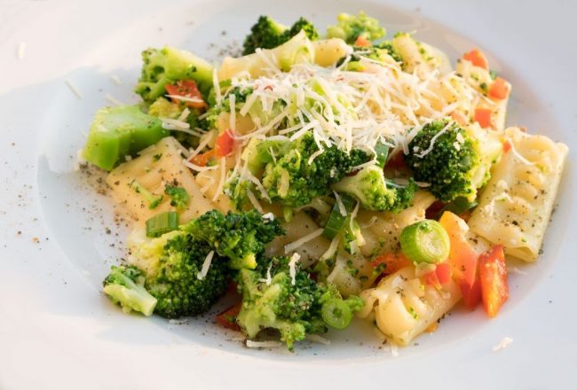 Schnelle-Pasta-mit-Brokkoli-und-Paprika Einfache Pasta mit Brokkoli ist schnell zubereitet und vegetarisch, leicht bekömmlich.