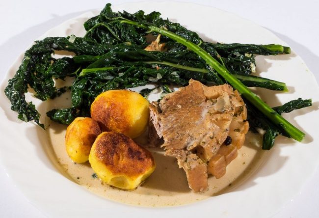 Schweineschinken in Bier gekocht mit Schwarzkohl