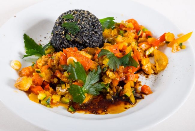 Asiatische Fisch Gemüsepfanne mit schwarzem Reis