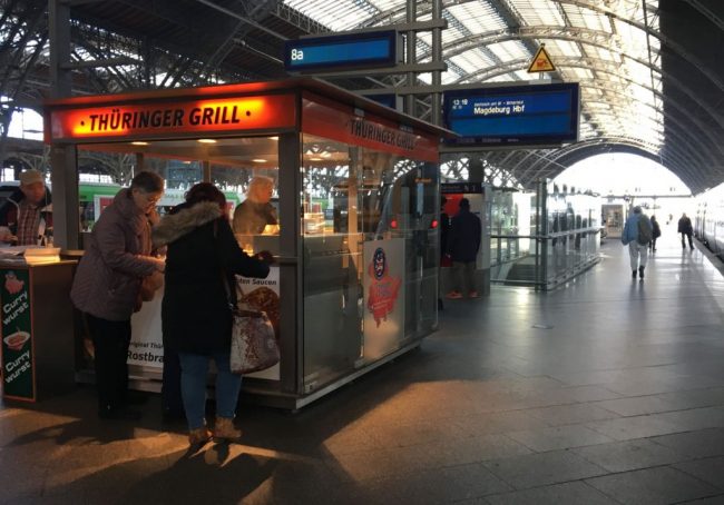 Bratwurststand-Leipziger-Hauptbahnhof Bratwurststand Leipziger Hauptbahnhof mit einer guten Thüringer Bratwurst.