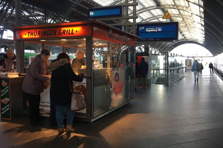 Bratwurststand Leipziger Hauptbahnhof mit einer guten Thüringer Bratwurst.