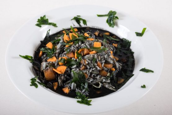 Schwarze Suppe mit Huhn gelingt mit schwarzem Curry und ist etwas Besonderes. Sehr aromatisch und in Sri Lanka gern gegessen.