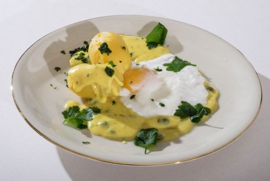 Die Soße von verlorene Eier mit Senfsoße wird durch ein wenig Kurkuma schön gelb.