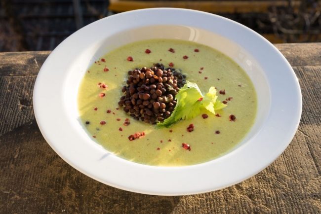 Einfaches Stangensellerieschaumsüppchen mit Linsen