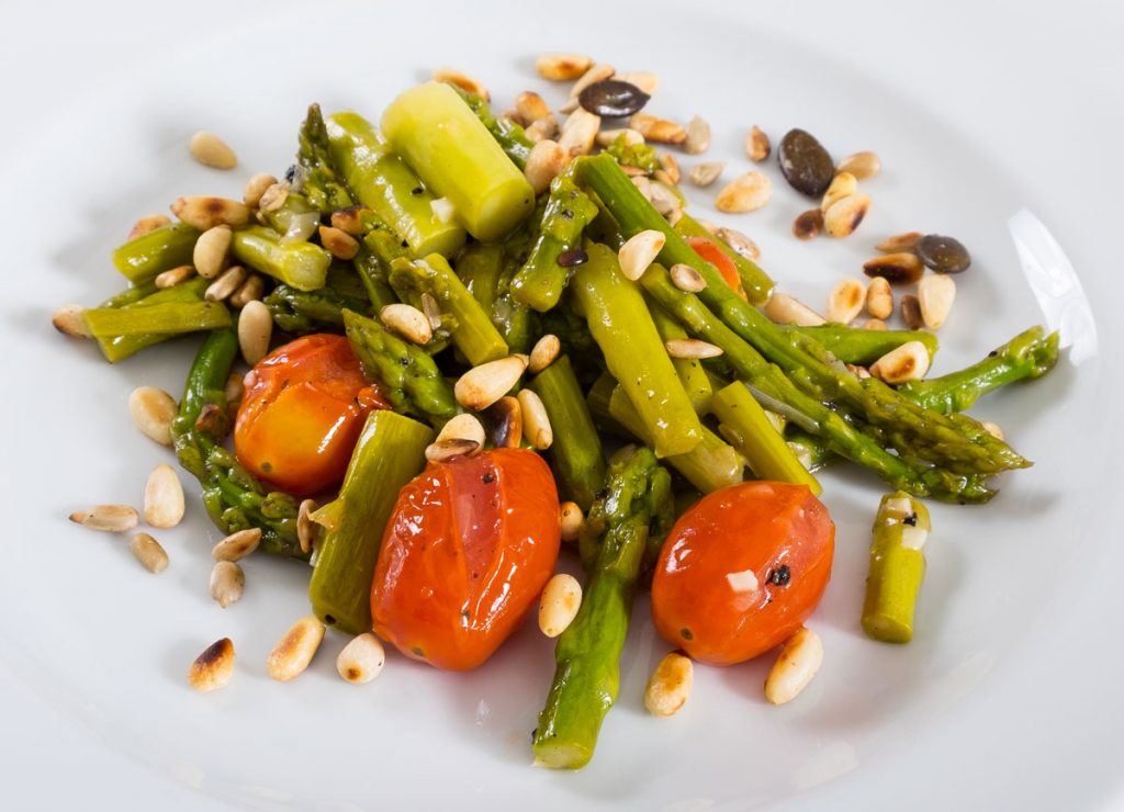 Grüner Spargelsalat mit Pinienkernen | Volksküche Salat Rezepte