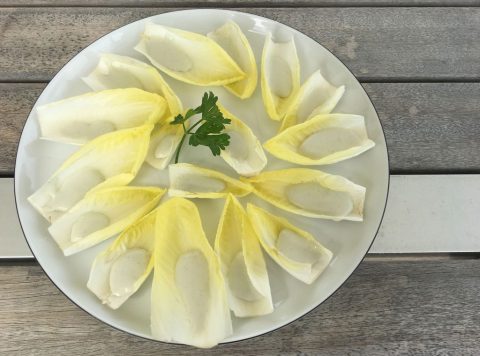 Chicorée mit Roquefort ist ein guter Gruß aus der Küche. Die Käsercreme auf den Chicorée Blättern ist ein Genuss. Die zwei Geschmacksnoten ergänzen sich sehr gut.