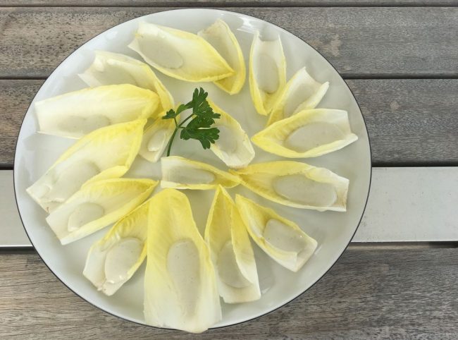 Chicorée mit Roquefort ist ein guter Gruß aus der Küche. Die Käsercreme auf den Chicorée Blättern ist ein Genuss. Die zwei Geschmacksnoten ergänzen sich sehr gut.