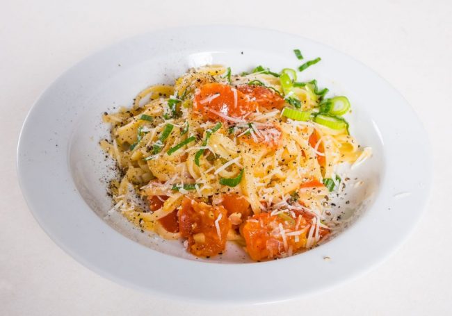 Nudeln mit scharfer Specksoße ist ein einfaches Rezept