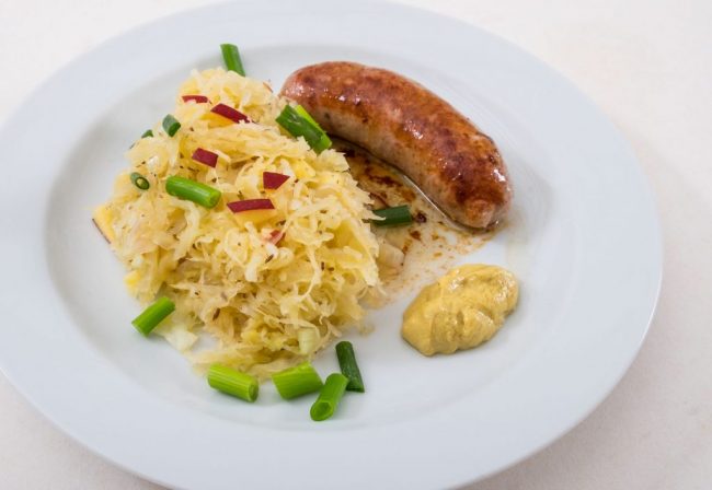 Sauerkrautsalat mit Apfel und Bratwurst ein herzhaftes Sommeressen