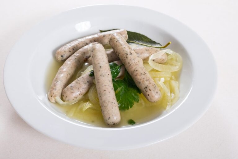 Saure oder blaue Zipfel sind Nürnberger Bartwürste