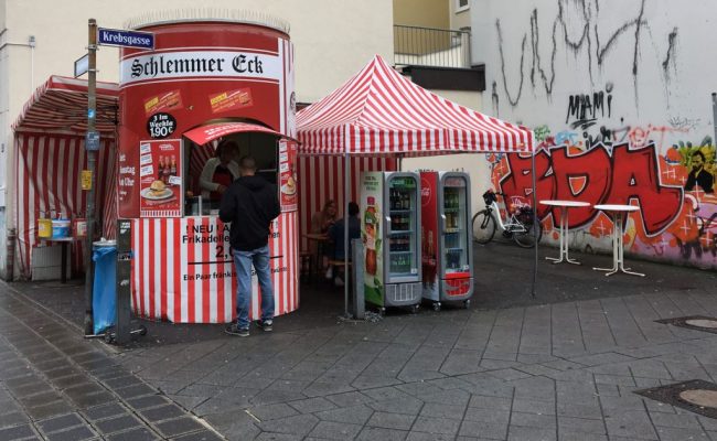 Drei im Weckla sind 3 Nürnberger Bratwürstchen im Brötchen.