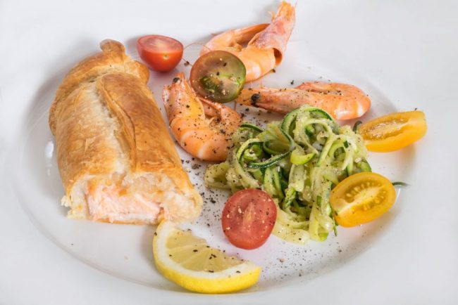 Lachs im Blätterteig mit Zucchinispaghetti ein Sonntagsessen