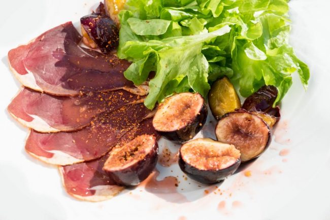 Geräucherter Wildschweinschinken mit Feigen und Pflaumen ist ein Hingucker auf jedem Tisch.