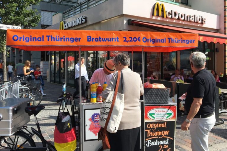 Bratwurst auf der Kröpeliner Straße in Rostock