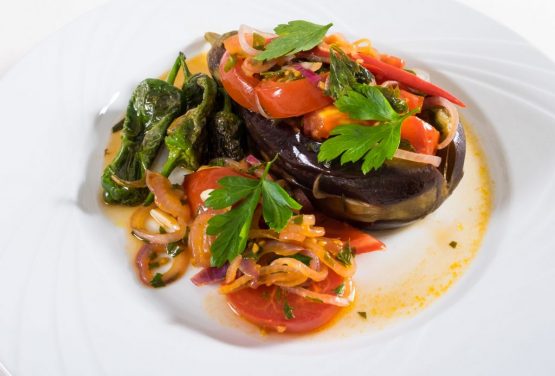 Gefüllte-Aubergine-vegan Gefüllte Aubergine vegan auf dem Teller