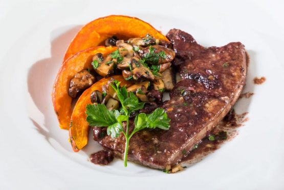 Kalbsleber mit süßer Weinsoße und Herbstgemüse