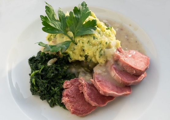 Schweinezunge mit Sardellen Kapernsoße