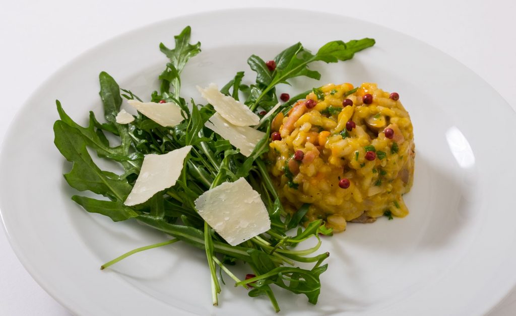 Kürbis Pilz Risotto ist einfach zuzubereiten und gut für warme Sommertage geeignet. Mit frischem Salat köstlich.