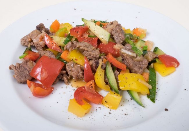 Rindfleisch asiatisch mit Austernsoße ist ein einfaches asiatischer Gericht und gut bekömmlich.