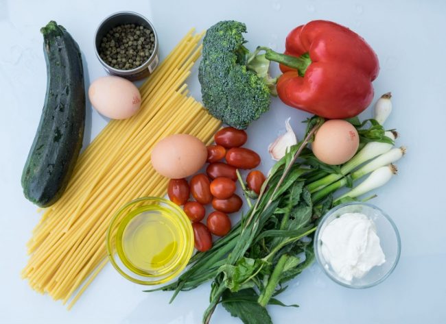 Zutaten-Makarronieeierkuchen alle zusammen