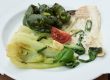 Kabeljau mit Gemüse kurz gebraten ist ein sehr gesundes Gericht mit vielen Inhaltsstoffen wie Vitamin D und Niacin - auch Vitamin B3 genannt.