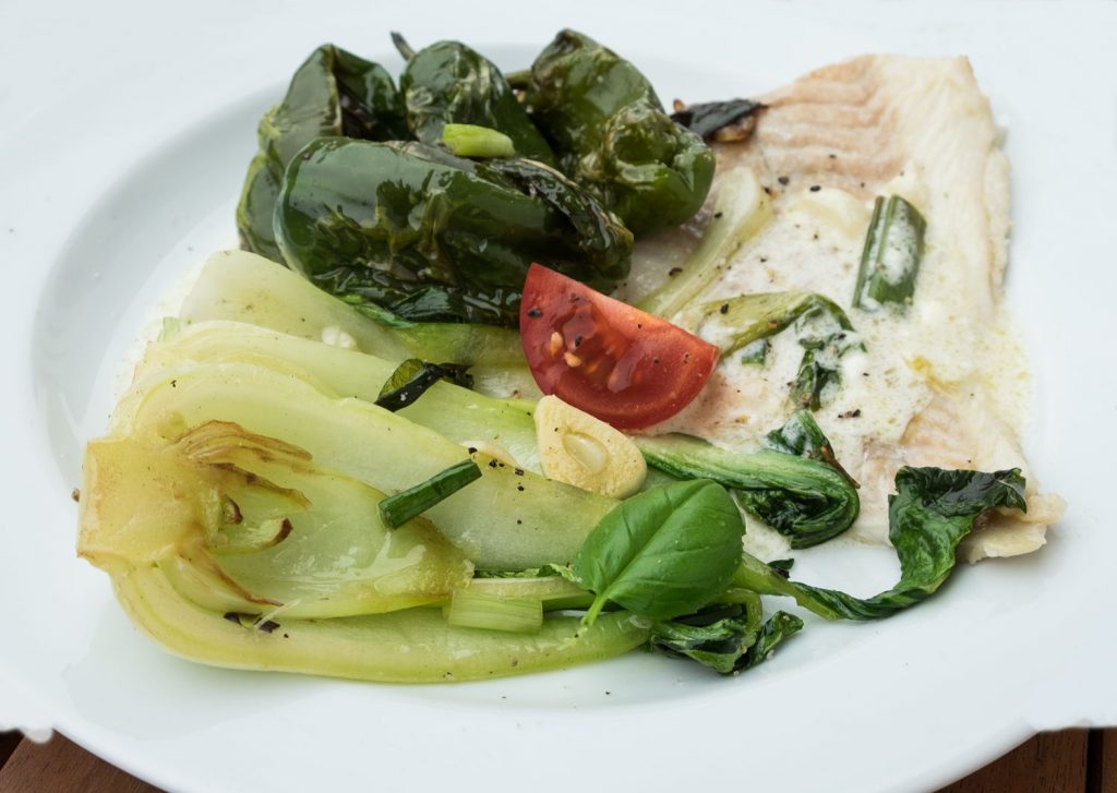 Kabeljau mit Gemüse kurz gebraten ist ein sehr gesundes Gericht mit vielen Inhaltsstoffen wie Vitamin D und Niacin - auch Vitamin B3 genannt.