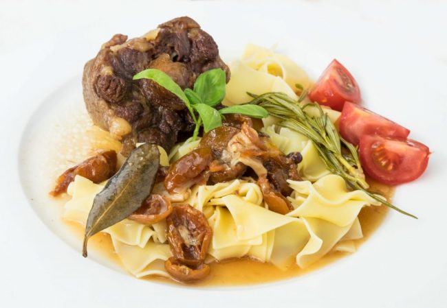 Ochsenschwanz mit getrockneten Tomaten