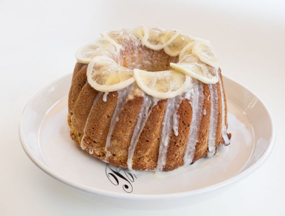 Zitronenbäbe imit Zitronenscheiben garniert auf altem Teller