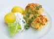 Blumenkohl mit Parmesankruste auf Teller mit Basilikum