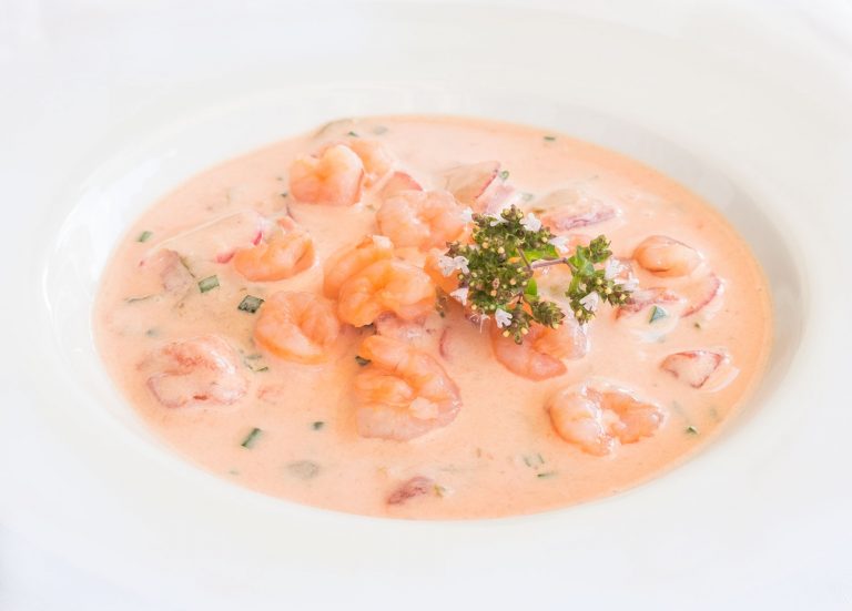 Kalte Tomatensuppe mit Garnelen mit Buttermilch und Joghurt auf dem Teller